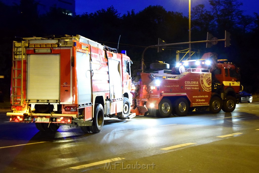 TLF 4 umgestuerzt Koeln Bocklemuend Ollenhauer Ring Militaerringstr P236.JPG - Miklos Laubert